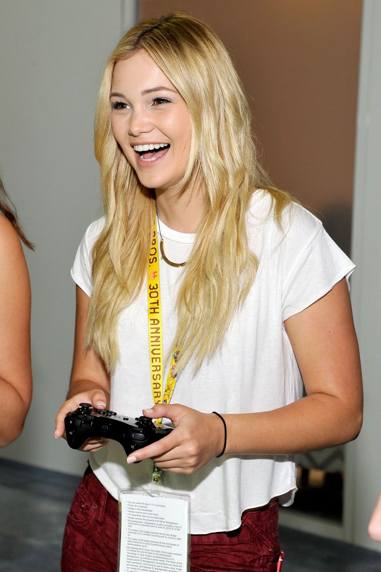 olivia-holt-at-2015-e3-gaming-convention-in-los-angeles_1