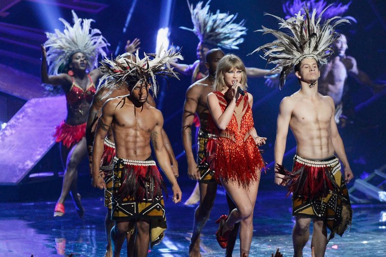 taylor-swift-red-feather-vma2