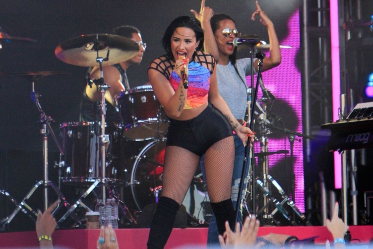 Demi-Lovato-Performing-at-Jimmy-Kimmel-Live-in-Hollywood-001
