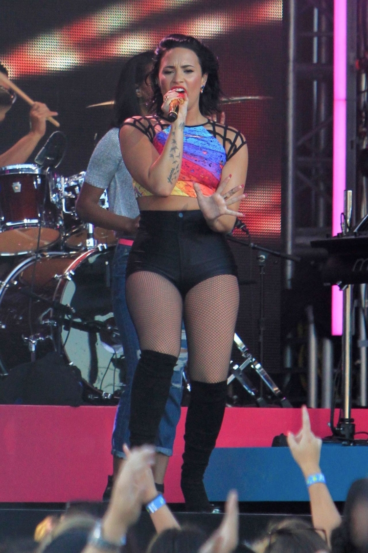 Demi-Lovato-Performing-at-Jimmy-Kimmel-Live-in-Hollywood-15