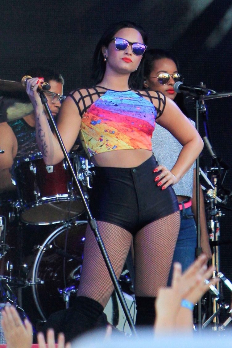 Demi-Lovato-Performing-at-Jimmy-Kimmel-Live-in-Hollywood-5