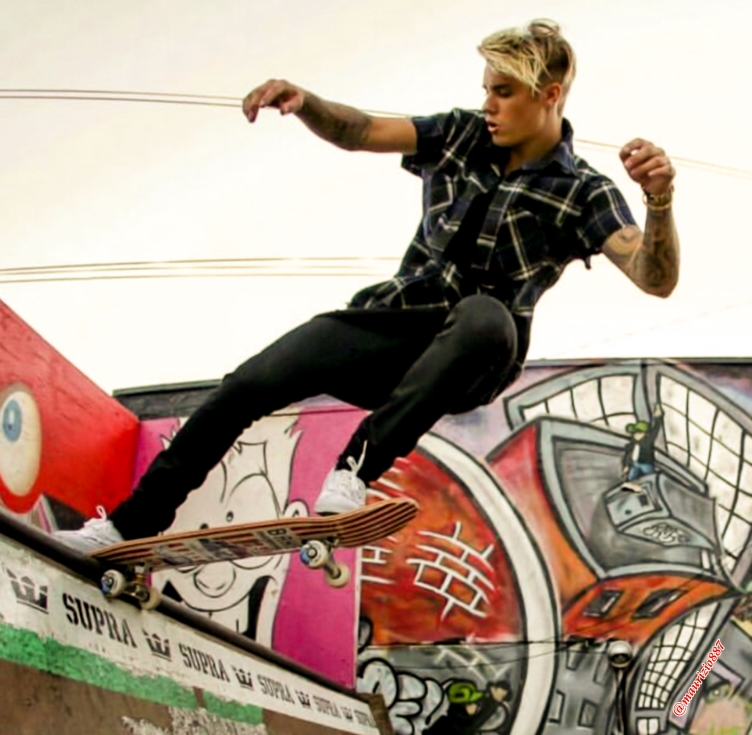 Justin-Bieber-skateboard-2015-justin-bieber-38712436-2500-2442