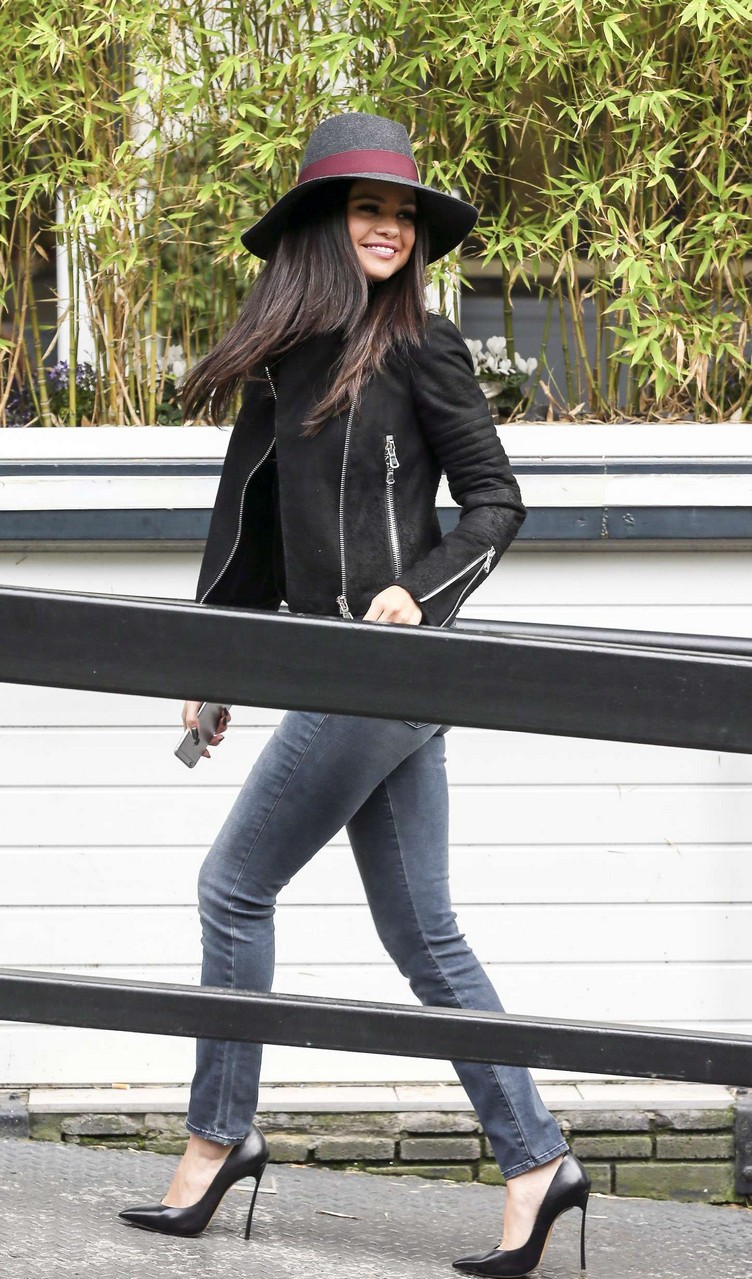 Selena-Gomez-in-Tight-Jeans-601