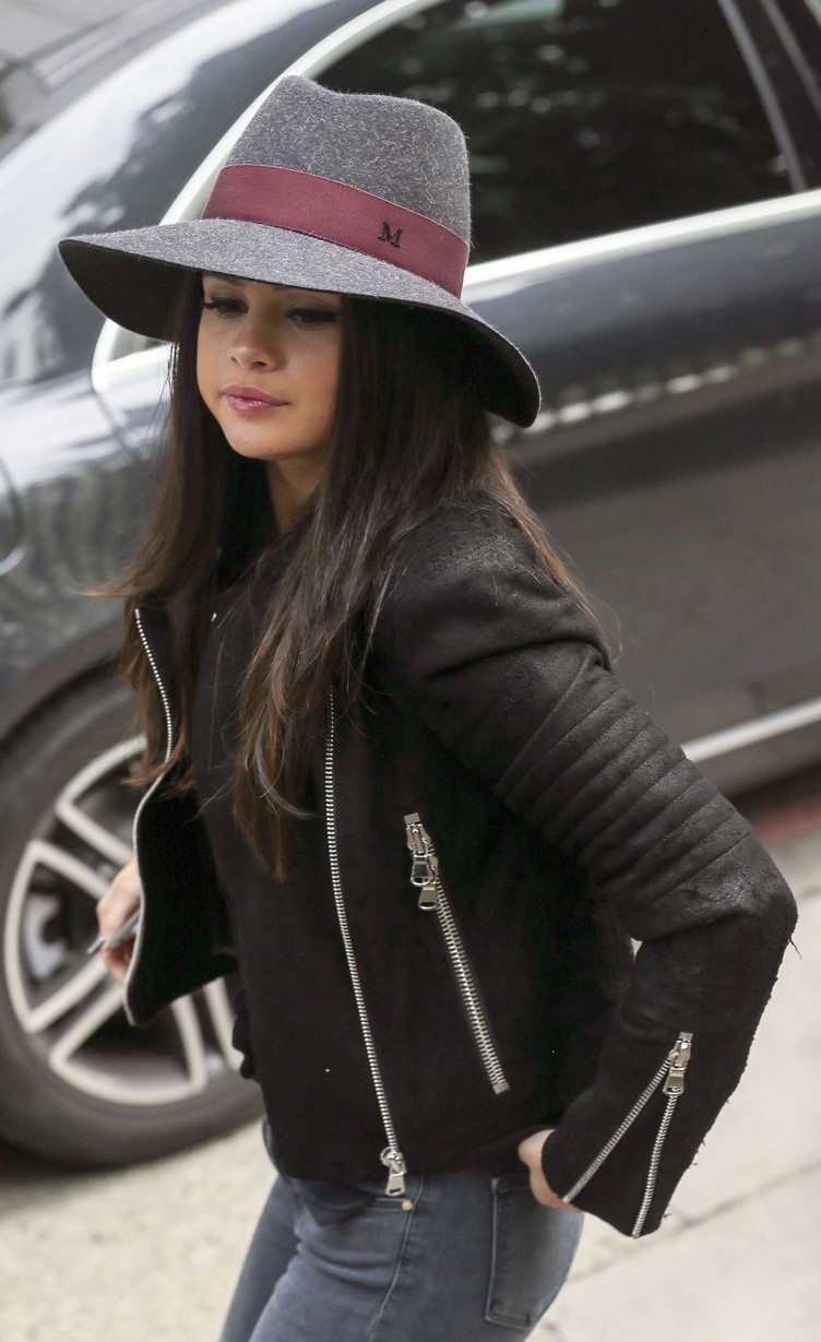 Selena-Gomez-in-Tight-Jeans-605