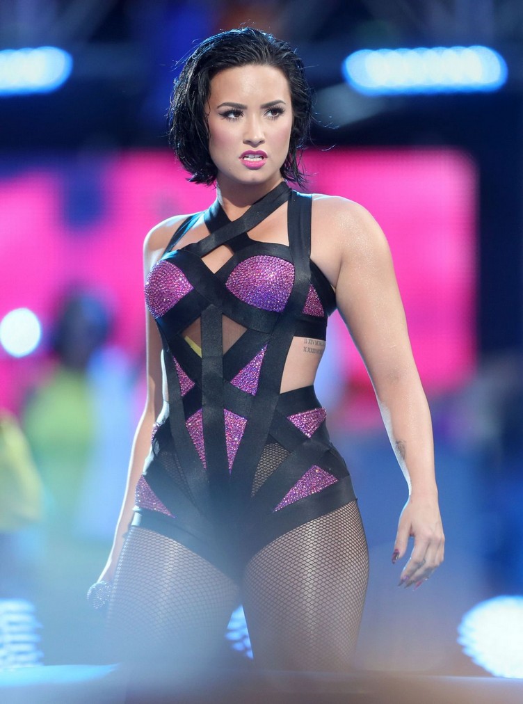 demi-lovato-at-mtv-video-music-awards-2015-in-los-angeles_23