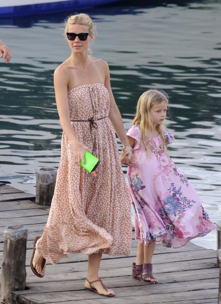 Gwyneth Paltrow And Kids Enjoy The Beach And Shopping With Steven Spielberg