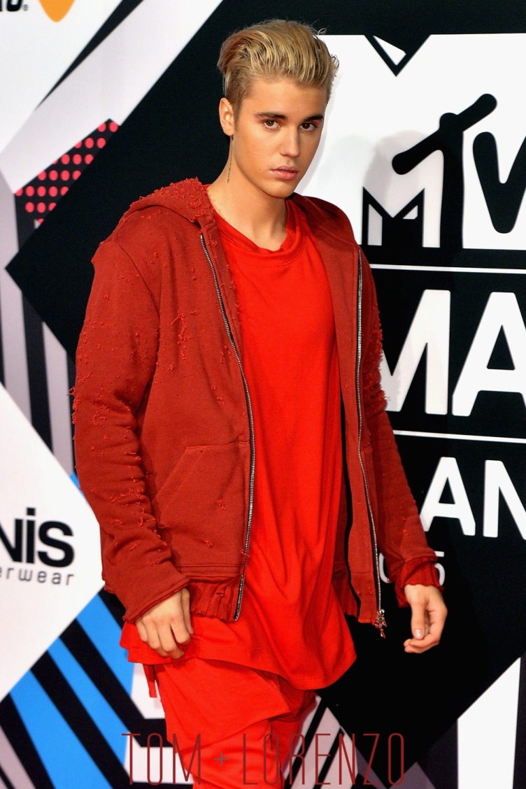 Justin-Bieber-2015-MTV-EMAs-Red-Carpet-Fashion-Tom-Lorenzo-Site-1