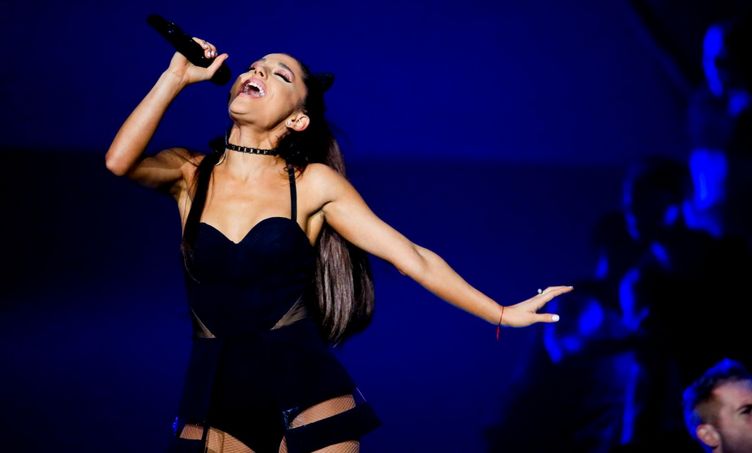 ariana-grande-performs-at-the-honeymoon-tour-in-chicago-10-02-2015_1