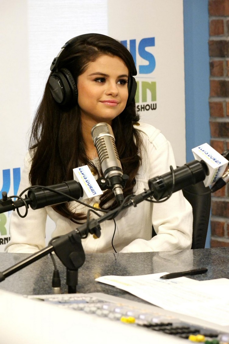 selena-gomez-guesting-at-the-elvis-duran-z100-morning-show-in-new-york-city_14