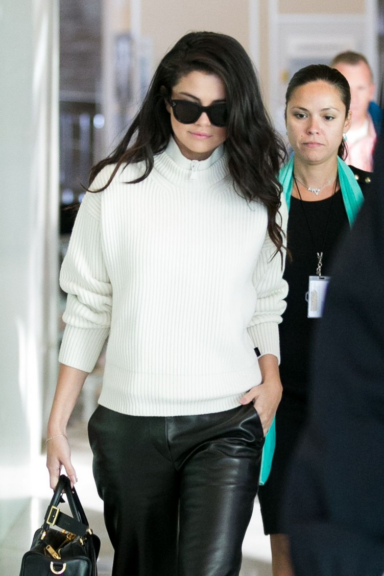 selena-gomez-was-seen-leaving-the-french-capital-via-the-charles-de-gaulle-airport-in-paris_8