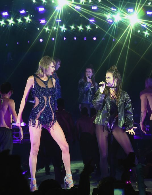 taylor-swift-and-tove-lo-performs-at-the-1989-world-tour-in-atlanta-10-24-205_3