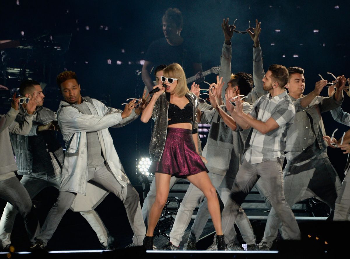 taylor-swift-and-tove-lo-performs-at-the-1989-world-tour-in-atlanta-10-24-205_6