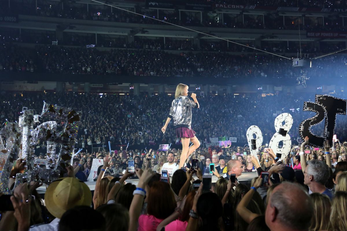 taylor-swift-and-tove-lo-performs-at-the-1989-world-tour-in-atlanta-10-24-205_7