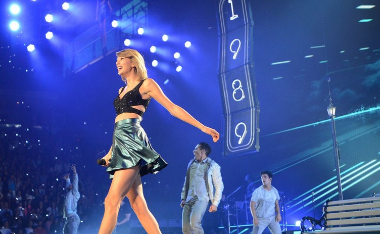 taylor-swift-performs-at-1989-world-tour-in-miami-10-27-2015_9