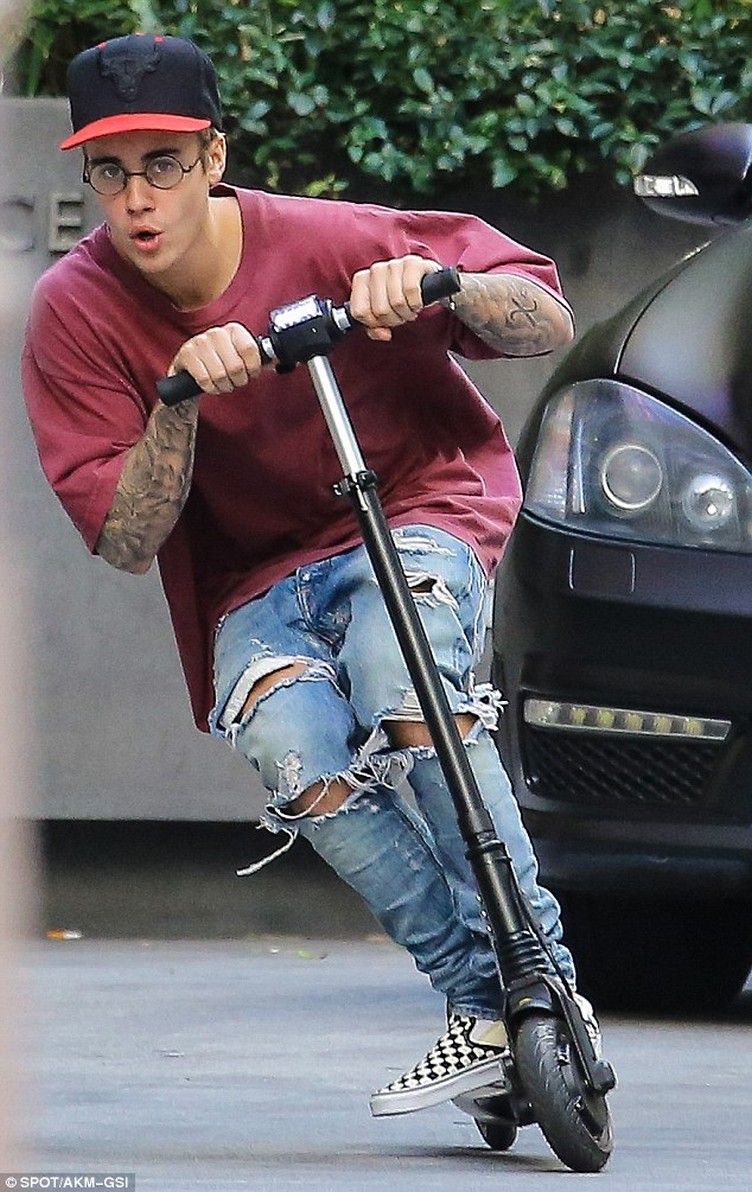 2EC8AE8500000578-3332881-Justin_Bieber_seemed_to_have_perked_up_as_he_took_a_spin_on_an_e-m-33_1448416739402