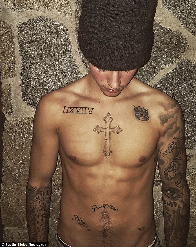 2EE4B67300000578-3338101-Body_art_Justin_Bieber_shared_a_shirtless_photo_of_himself_on_Sa-a-6_1448861284205