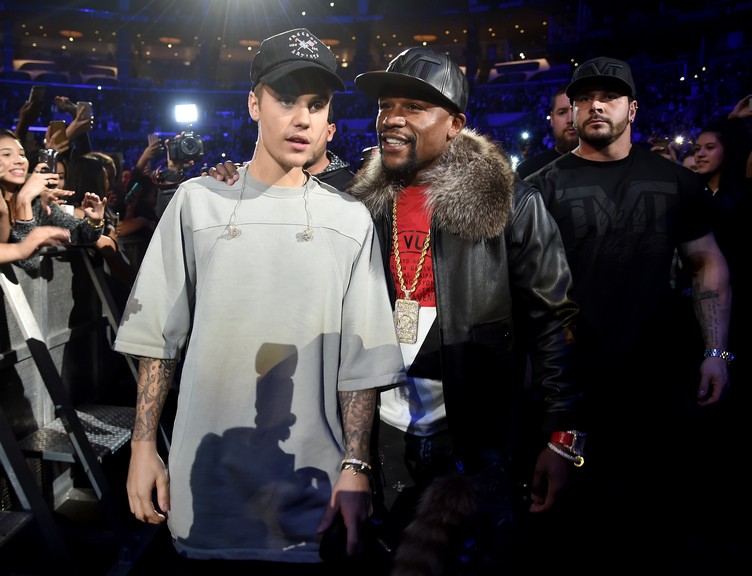 LOS ANGELES, CA - NOVEMBER 13: Singer/songwriter Justin Bieber (L) and professional boxer Floyd Mayweather Jr. walk onstage during An Evening With Justin Bieber at Staples Center on November 13, 2015 in Los Angeles, California. (Photo by Jason Merritt/Getty Images for Universal Music)