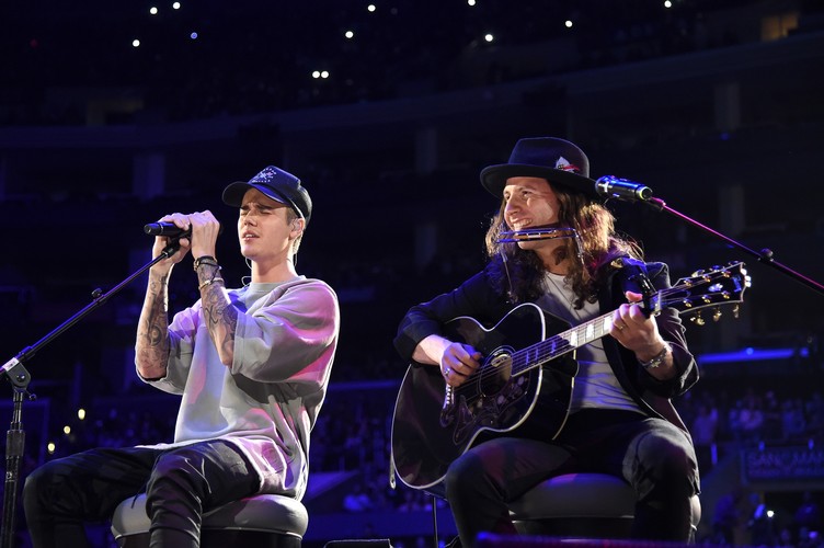 LOS ANGELES, CA - NOVEMBER 13: Singer/songwriter Justin Bieber (L) and musician Dan Kanter perform onstage at An Evening With Justin Bieber at Staples Center on November 13, 2015 in Los Angeles, California. (Photo by Jason Merritt/Getty Images for Universal Music)