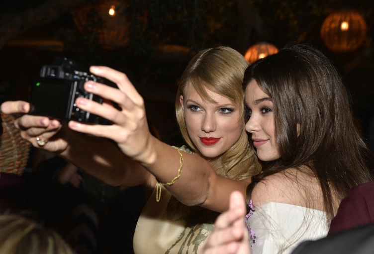 Taylor-Swift-Hailee-Steinfeld-took-selfies
