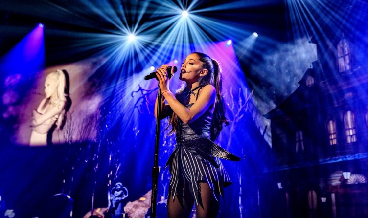 ariana-grande-performs-at-iheartradio-concert-at-honda-stage-in-los-angeles-10-30-2015_21