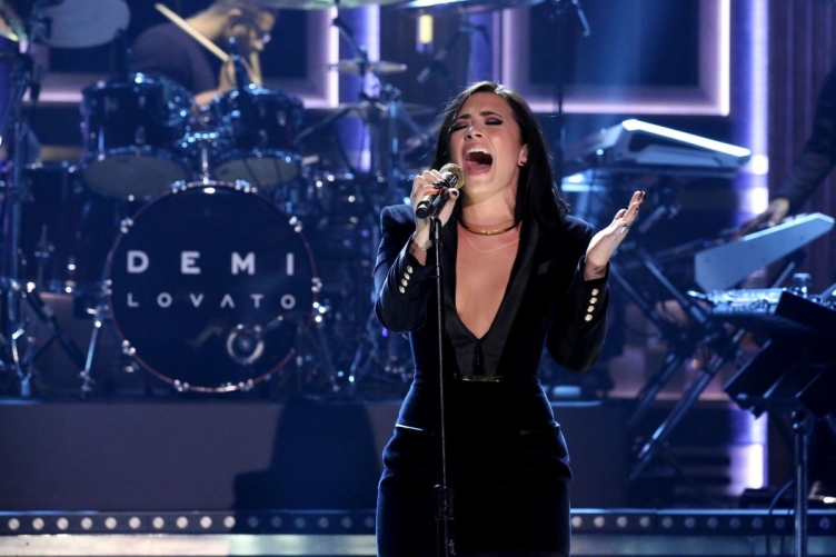 demi-lovato-at-the-tonight-show-in-new-york-10-30-2015_22