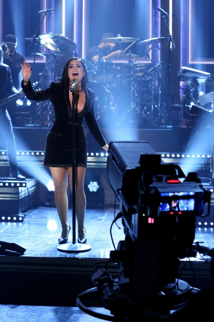 demi-lovato-at-the-tonight-show-in-new-york-10-30-2015_5