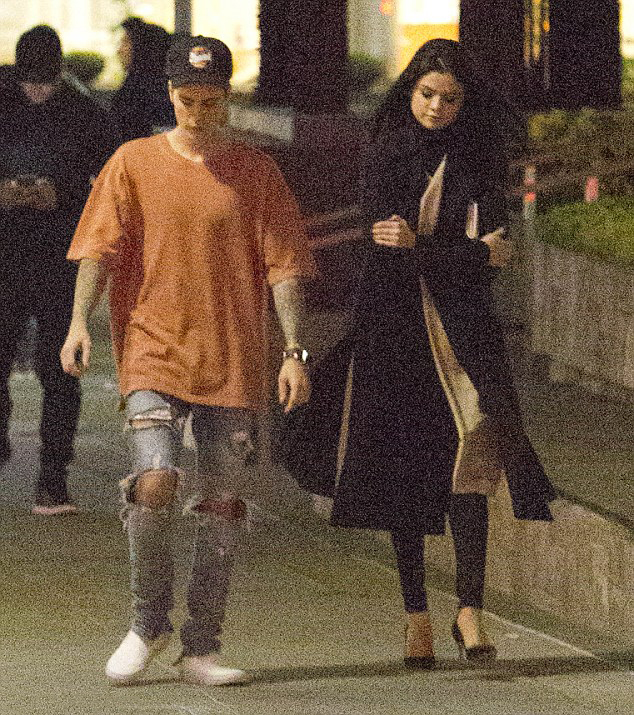 selena-gomez-leaving-the-montage-hotel-in-beverly-hills-11-20-151