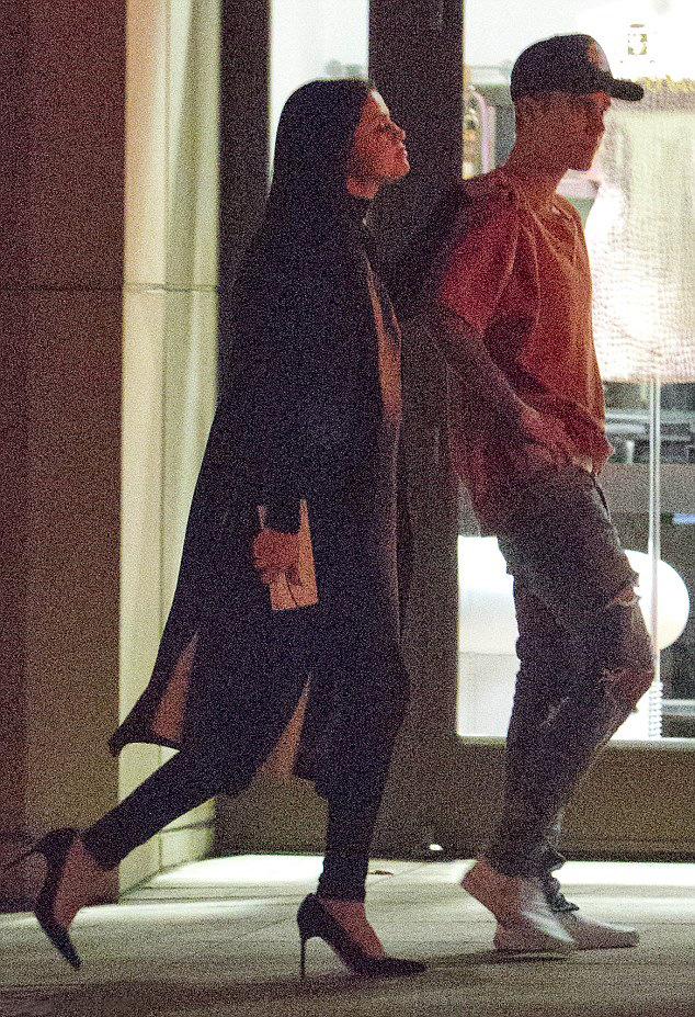 selena-gomez-leaving-the-montage-hotel-in-beverly-hills-11-20-157