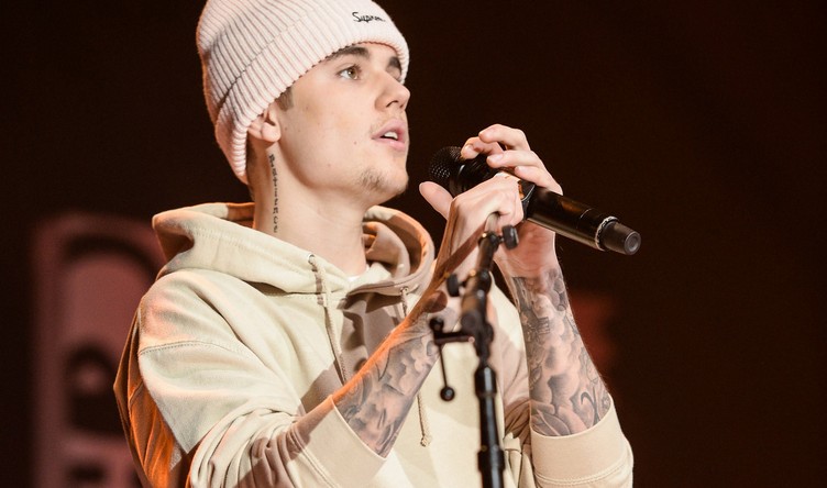 An Acoustic Evening With Justin Bieber - Performance