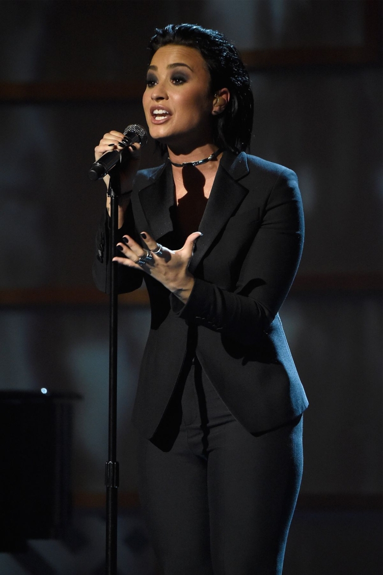 demi-lovato-performs-at-billboard-s-10th-annual-women-in-music-awards-in-new-york-12-11-2015_4