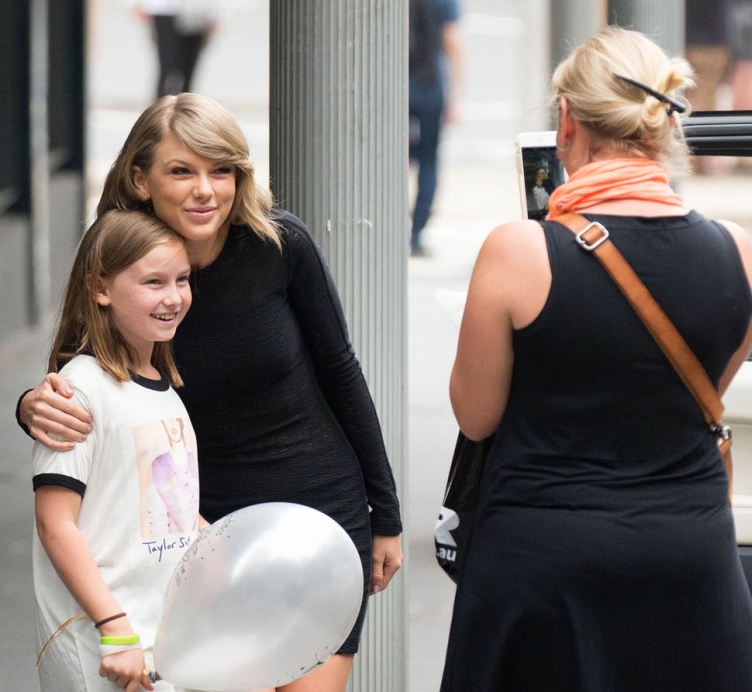 Taylor Swift surprised a little girl in Sydney on Saturday when