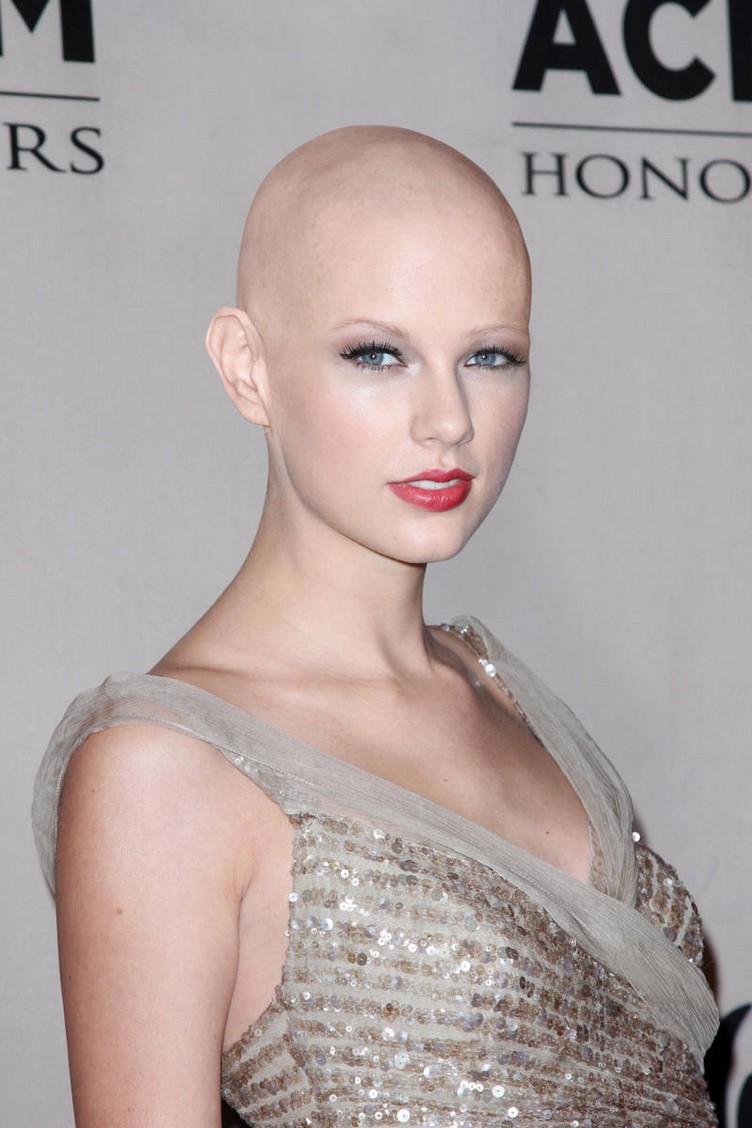 Taylor-Swift-with-no-hair