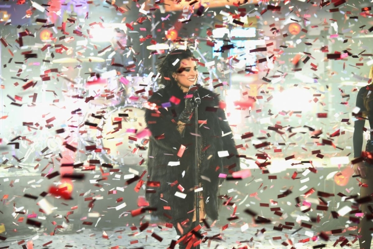 demi-lovato-performs-on-new-year-s-eve-at-times-square-in-new-york-12-31-2015_10
