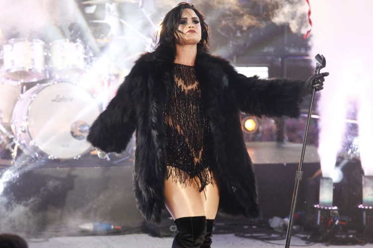 demi-lovato-performs-on-new-year-s-eve-at-times-square-in-new-york-12-31-2015_17