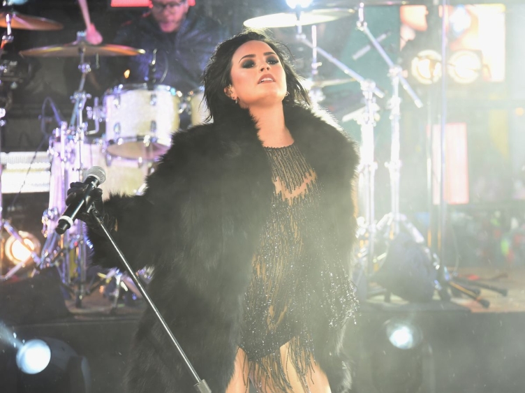 demi-lovato-performs-on-new-year-s-eve-at-times-square-in-new-york-12-31-2015_18