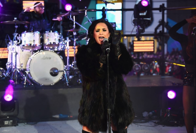 demi-lovato-performs-on-new-year-s-eve-at-times-square-in-new-york-12-31-2015_2