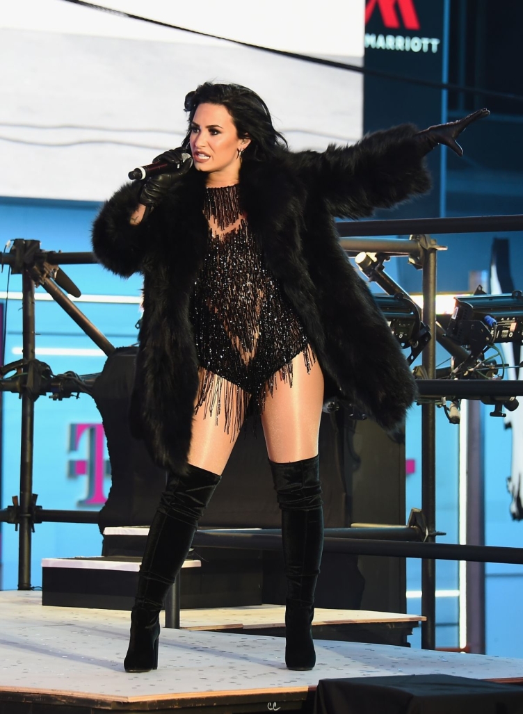 demi-lovato-performs-on-new-year-s-eve-at-times-square-in-new-york-12-31-2015_20