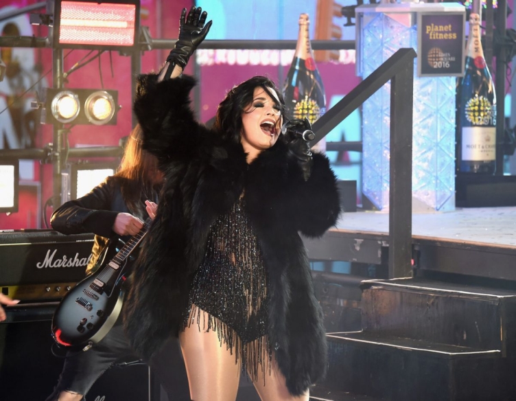 demi-lovato-performs-on-new-year-s-eve-at-times-square-in-new-york-12-31-2015_7