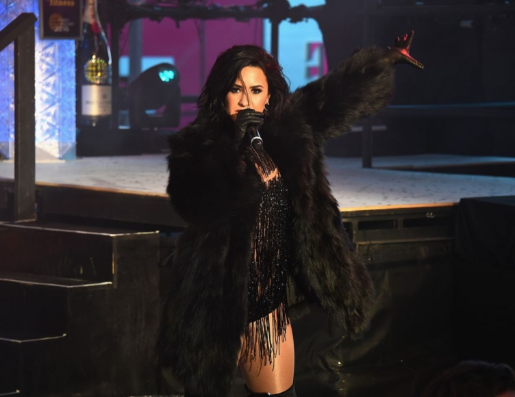 demi-lovato-performs-on-new-year-s-eve-at-times-square-in-new-york-12-31-2015_9