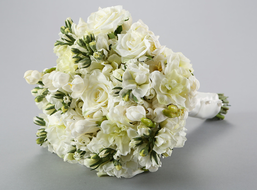 rs_1024x759-161025114813-1024-twilight-movie-prop-auction-bella-swans-wedding-bouquet-mh-102516