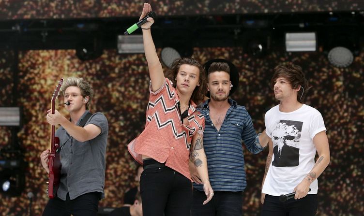 One-Direction-perform-on-stage