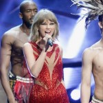 taylor-swift-red-feather-vma72