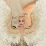 Privlači pažnju Katy Perry nosila ogromna krila na Met Gala večeri!