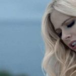 Oduzima dah Pogledajte prelep spot Avril Lavigne za prelepu baladu „Head Above Water“!