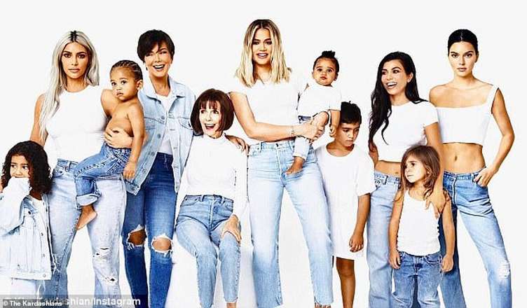 Kardashiani objavili tradicionalnu božićnu fotku, ali bez jedne od sestara!