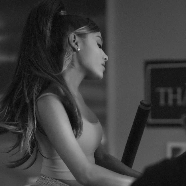 Optužbe za satanizam: Ariana Grande sve obojila u crno, pa postavila novogodišnju jelku na plafon!