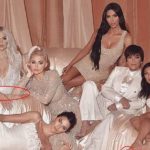 Fotošopovanje do besvesti Khloe i Kourtney izgledaju kao mutanti na novoj porodičnoj fotki Kardashiana i Jennera!.jpg2