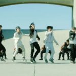 Član-BTS-a-plesao-sa-pocepanim-pantalonama-u-novom-spotu